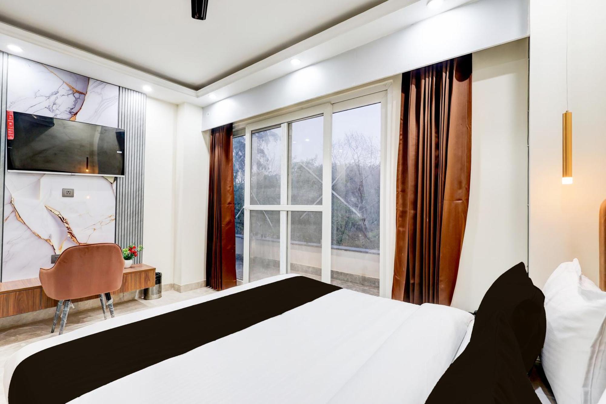 Super Hotel O Sector 43 Гургаон Экстерьер фото