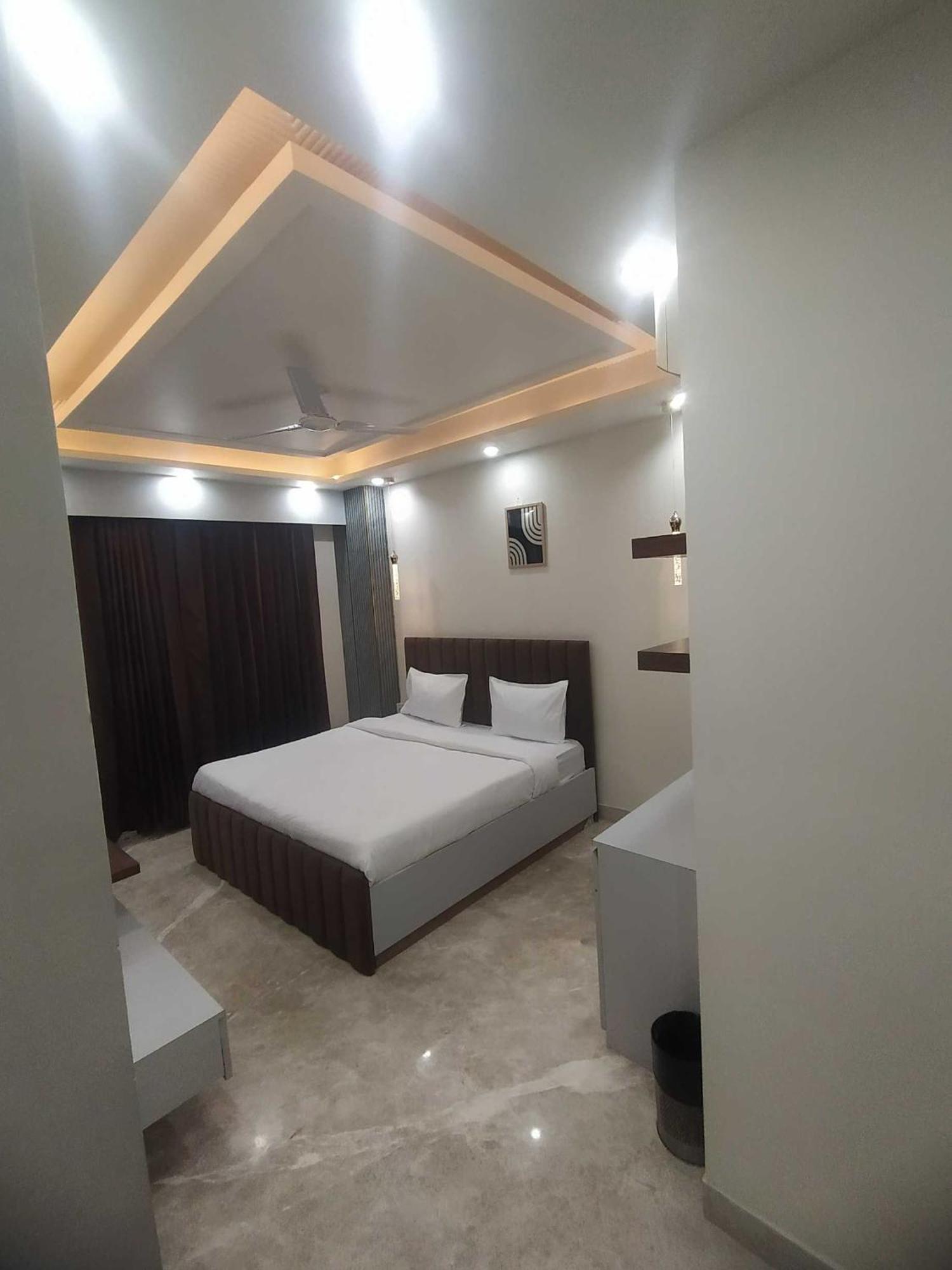 Super Hotel O Sector 43 Гургаон Экстерьер фото